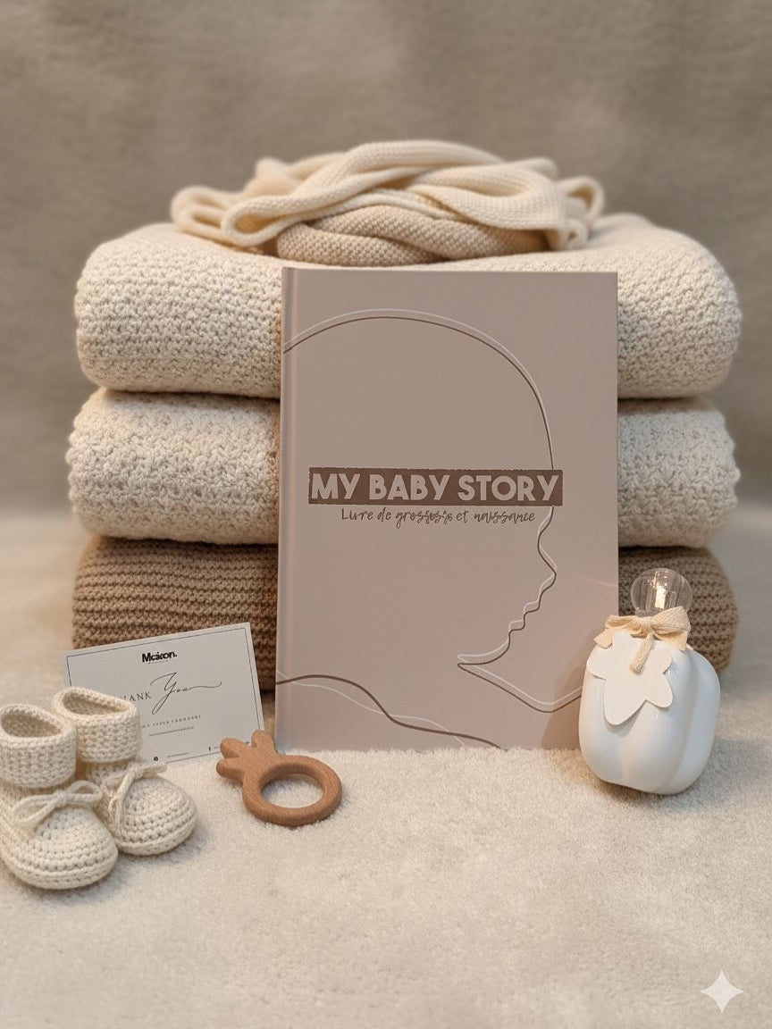 Livre de grossesse et de naissance My Baby Story beige, photo cocooning avec accessoires bébé, idée cadeau future maman, carnet à remplir souvenir de maternité.
